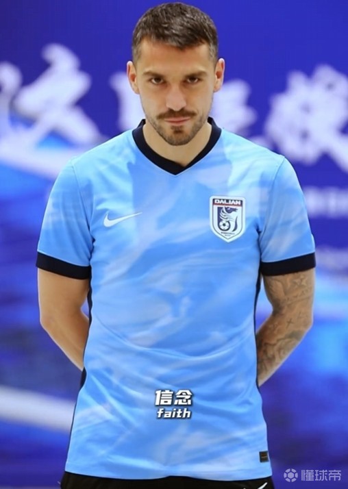 上身效果如何？斯坦丘在官宣视频中穿英博新赛季主场球衣亮相