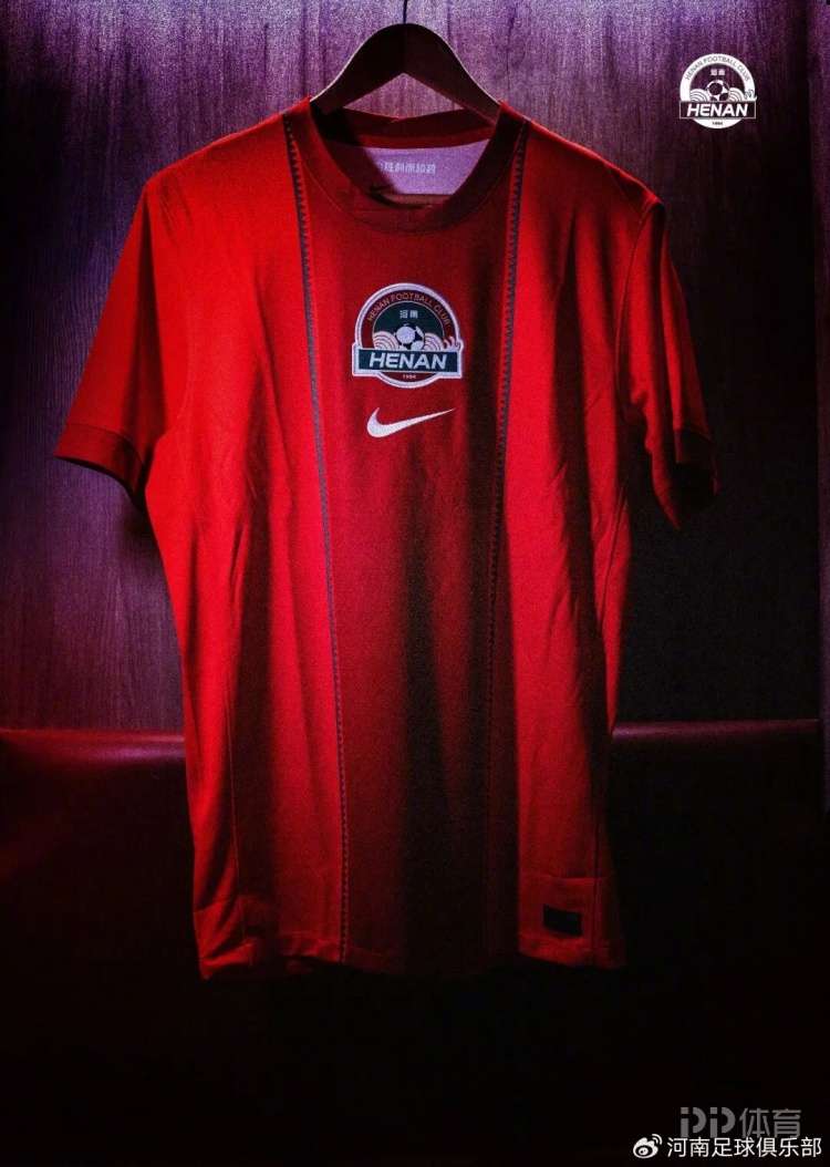 河南队发布新赛季主场球衣，以传统红色基调与绿色纹理搭配配色